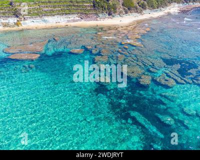 Blick aus der Vogelperspektive auf den Strand La Speranza im Frühling. Sardinien, Italien Stockfoto