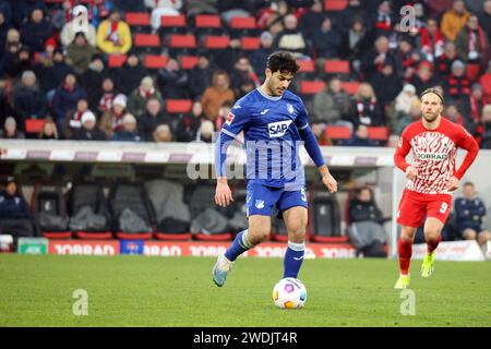 Freiburg, Deutschland. Januar 2024. Freiburg, Deutschland 20. Januar 2024: 1. BL - 2023/2024 - SC Freiburg vs. TSG 1899 Hoffenheim im Bild: Ozan Kabak (TSG 1899 Hoffenheim) /// DFL-Vorschriften verbieten jede Verwendung von Fotografien als Bildsequenzen und/oder Quasi-Video /// Credit: dpa/Alamy Live News Stockfoto