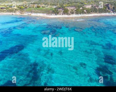 Blick aus der Vogelperspektive auf den Strand La Speranza im Frühling. Sardinien, Italien Stockfoto