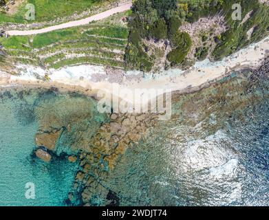 Luftaufnahme der Strandküste von La Speranza im Frühling. Sardinien, Italien Stockfoto