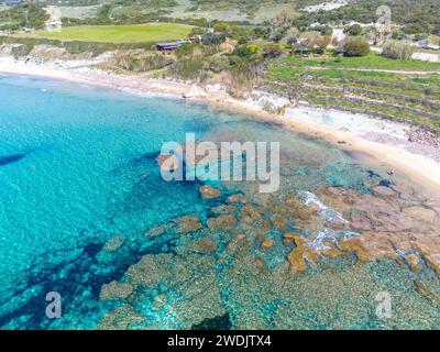 Aus der Vogelperspektive eines Mannes allein am Strand La Speranza. Sardinien, Italien Stockfoto