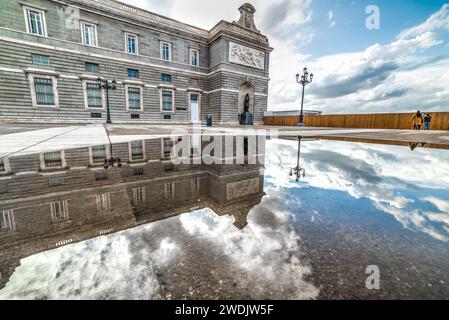 Almudena Kathedrale spiegelt sich an einem bewölkten Tag in einem Teich. Madrid, Spanien Stockfoto