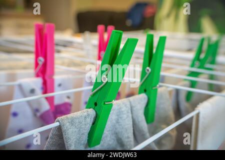 Nahaufnahme von bunten Wäschestücken auf einem Trockengestell Stockfoto