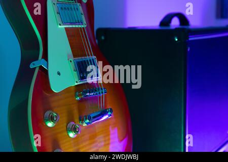 Nahaufnahme einer elektrischen Gitarre mit dem Verstärker im Hintergrund Stockfoto