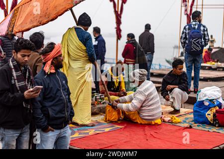 Hindugeweihte, die religiöse Rituale während der kumbha Mela in Varanasi Ghat, Benaras BIS Indien Südasien am 5. Januar 2024 durchführen Stockfoto