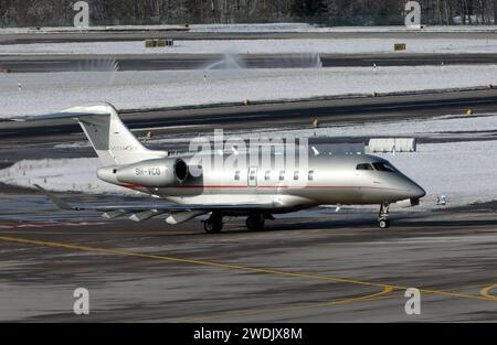 Während des Weltwirtschaftsforums WEF in Davos verkehren auf dem Flughafen Zürich-Kloten ZRH zahlreiche Geschäftsreiseflugzeuge. Ein Geschäftsreiseflugzeug der Fluggesellschaft VistaJet vom Typ Bombardier Challenger 350 mit der Kennung 9H-VCO auf dem Flughafen Zürich. *** Während des Weltwirtschaftsforums WEF in Davos verkehren am Flughafen Zürich Kloten ZRH zahlreiche Business Jets, Ein Business Jet der Fluggesellschaft VistaJet vom Typ Bombardier Challenger 350 mit der Registrierung 9H VCO am Flughafen Zürich Stockfoto