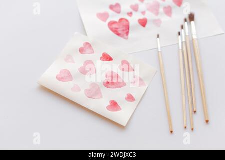 Eine Nahaufnahme von Herzmustern auf einem Briefumschlag zum Valentinstag Stockfoto