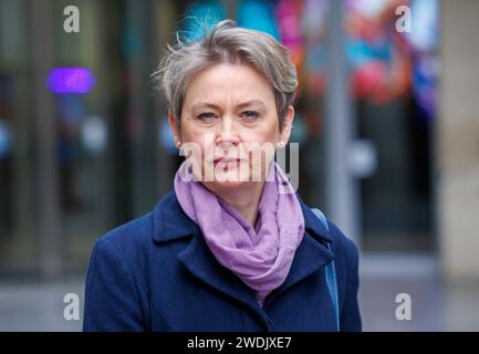 London, Großbritannien. Januar 2024. Shadow Home Secretary, Yvette Cooper, am Sonntag in den BBC Studios mit Laura Kuenssberg. Quelle: Mark Thomas/Alamy Live News Stockfoto