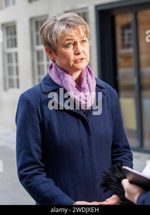 London, Großbritannien. Januar 2024. Shadow Home Secretary, Yvette Cooper, am Sonntag in den BBC Studios mit Laura Kuenssberg. Quelle: Mark Thomas/Alamy Live News Stockfoto