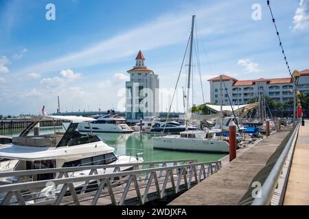 Georgetown, Malaysia - 18. Dezember 2023: Privater Parkplatz für Boote und Yachten am Strait Quay, Penang. Wohn-, Einkaufszentrum, Erholungsgebiet und Stockfoto