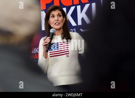 Der ehemalige UN-Botschafter Nikki Haley spricht bei einer Kundgebung in Ringe, N.H., USA, am 20. Januar 2024. während der Präsidentschaftswahl in New Hampshire. Stockfoto