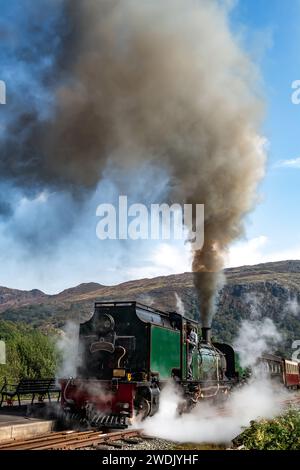 Alter Zug Mit Dampflokomotive Am Bahnhof Beddgelert Im Snowdonia-Nationalpark In Wales, Großbritannien Stockfoto