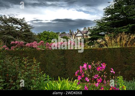 Old Manor House In Bodnant Garden In Nordwales, Großbritannien Stockfoto