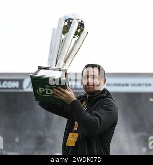 Elland Road, Leeds, Yorkshire, Großbritannien. Januar 2024. EFL Championship Football, Leeds gegen Preston North End; PDC-Dartweltmeister Luke Humphries überreicht seinen Pokal bei der Halbzeit Credit: Action Plus Sports/Alamy Live News Stockfoto