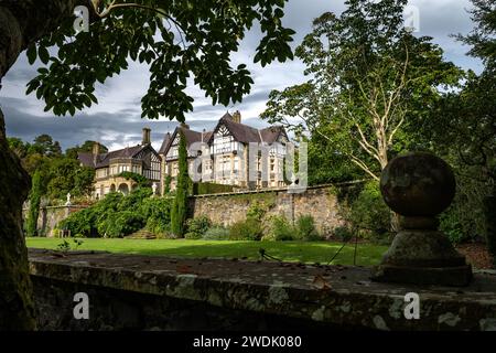 Old Manor House In Bodnant Garden In Nordwales, Großbritannien Stockfoto