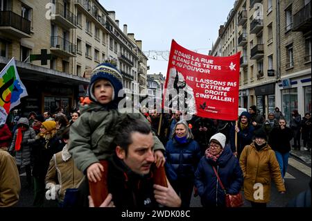 Caen, Frankreich. Januar 2024. © PHOTOPQR/OUEST FRANCE/Martin ROCHE ; Caen ; 21/01/2024 ; CE dimanche 21 janvier 2024 environ 1500 personnes se sont réunies à Caen ( Calvados/Normandie ) pour protester contre la loi Immigration/loi Darmanin à l'appel de l' intersyndicale . ICI une banderole contre le RN ( Rassemblement national ) ' ne laissons pas l' Extrême droite s'installer' Photographe: Martin ROCHE heute finden in Frankreich zahlreiche Demonstrationen gegen das Anti-Einwanderungsgesetz statt, das bald verabschiedet werden muss. Quelle: MAXPPP/Alamy Live News Stockfoto