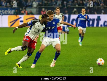 Sport, Fußball, 2. Bundesliga, 2023/2024, FC Schalke 04 gegen Hamburger SV 0-2, Veltins Arena Gelsenkirchen, Spielszene, Stephan Kofi Ambrosius (HSV) links und Simon Terodde (S04), DFL-VORSCHRIFTEN VERBIETEN JEDE VERWENDUNG VON FOTOGRAFIEN ALS BILDSEQUENZEN UND/ODER QUASI-VIDEO Stockfoto