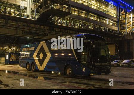 Sport, Fußball, 2. Bundesliga, 2023/2024, FC Schalke 04 gegen Hamburger SV 0-2, Veltins Arena Gelsenkirchen, Mannschaftsbus des HSV auf dem Parkplatz vor der beleuchteten Arena, DFL-VORSCHRIFTEN VERBIETEN JEDE VERWENDUNG VON FOTOGRAFIEN ALS BILDSEQUENZEN UND/ODER QUASI-VIDEO Stockfoto