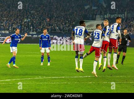 Sport, Fußball, 2. Bundesliga, 2023/2024, FC Schalke 04 gegen Hamburger SV 0:2, Veltins Arena Gelsenkirchen, Spielszene, große Torchance, Freistoß gegen die Querstange, f.l.t.r. Torschütze Thomas Ouwejan (S04), Paul Seguin (S04), Bakery Jatta (HSV), Jonas Meffert (HSV), Ignace Van der Brempt (HSV), Robert Glatzel (HSV), Referee (HSV), Referee) DFL-VORSCHRIFTEN VERBIETEN DIE VERWENDUNG VON FOTOS ALS BILDSEQUENZEN UND/ODER QUASI-VIDEO Stockfoto