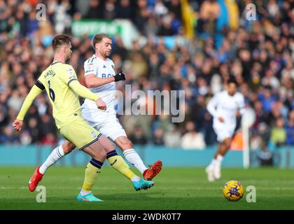 Leeds, Großbritannien. Januar 2024. Liam Lindsay aus Preston North End und Patrick Bamford aus Leeds Vereinigten sich während des Sky Bet Championship Matches in der Elland Road, Leeds. Der Bildnachweis sollte lauten: Gary Oakley/Sportimage Credit: Sportimage Ltd/Alamy Live News Stockfoto