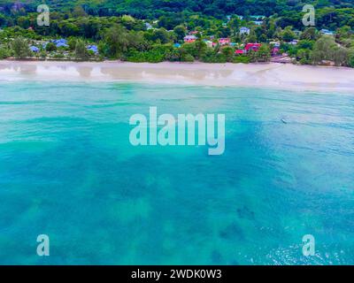 Aus der Vogelperspektive auf den Strand von Anse Volbert in Cote d'Or. Praslin Island, Seychellen Stockfoto