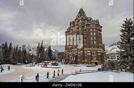 Banff, Alberta, Kanada - 20. Januar 2023: Außenansicht des Historic Fairmount Banff Springs Hotel im Winter Stockfoto