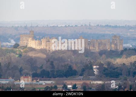 Englefield Green, Großbritannien. Januar 2024. Blick auf Windsor Castle, Berkshire. HRH, Catherine, die Prinzessin von Wales befindet sich derzeit in London im Krankenhaus und erholt sich von einer berichteten Bauchoperation. Die Prinzessin, oft noch unter ihrem Mädchennamen Kate Middleton genannt, wird voraussichtlich innerhalb von zwei Wochen in ihr Haus auf dem Gelände von Windsor Castle zurückkehren. Ihre königlichen Besuche wurden bis Ostern abgesagt. William, der Prinz von Wales, hat auch seine königlichen Ernennungen abgesagt. Kredit: Maureen McLean/Alamy Stockfoto