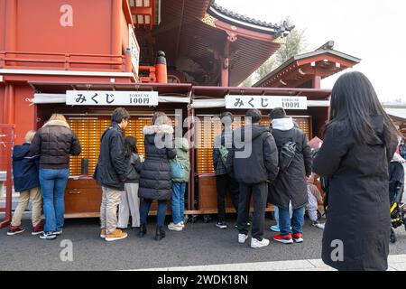 Tokio, Japan. Januar 2024. Blick auf die Gläubigen, die die Omikuji erobern, die Ausrutscher, die die Zukunft am Senso JI Tempel im Stadtzentrum vorhersagen Stockfoto