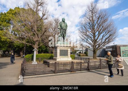 Tokio, Japan. Januar 2024. Die Statue von Saigo Takamori, im Ueno Park, auch bekannt als der letzte Samurai, ist eine historische Figur von Kagoshima, der Pl Stockfoto