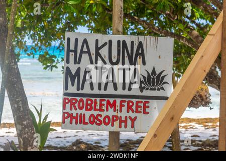 Hakuna Matata Schild am Meer auf den Seychellen Stockfoto