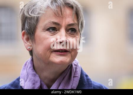 London, Großbritannien. Januar 2024. Yvette Cooper, Abgeordnete, Shadow Home Secretary, Labour Party, bei der BBC für "Sonntag mit Laura Kuenssberg" und Interviews. Quelle: Imageplotter/Alamy Live News Stockfoto