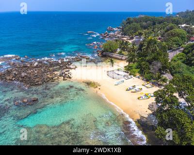 Blick aus der Vogelperspektive auf die Küste von Glacis Beach. Mahe Island, Seychellen Stockfoto