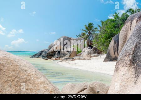 Kleine Bucht umgeben von Granitfelsen in Anse Source d'Argent. La Digue Island, Seychellen Stockfoto