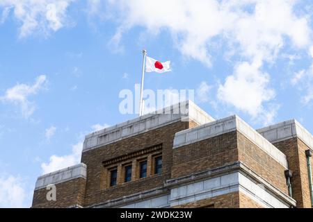 Tokyio, Japan. Januar 2024. Die japanische Flagge, die auf dem Nationalen Museum für Wissenschaft und Natur im Stadtzentrum weht Stockfoto