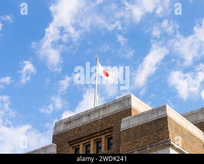 Tokyio, Japan. Januar 2024. Die japanische Flagge, die auf dem Nationalen Museum für Wissenschaft und Natur im Stadtzentrum weht Stockfoto