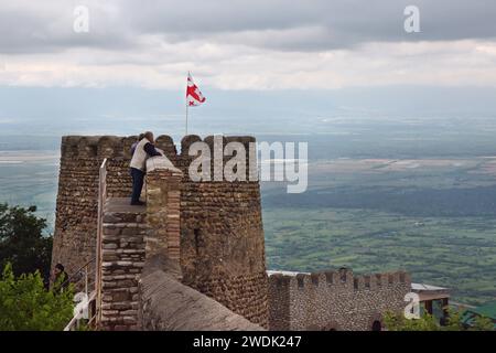 Blick von der Stadtmauer von Sighnaghi die im Osten von Georgien gelegene Stadt Sighnaghi ist mit 1485 Einwohnern die kleinste Stadt des Landes. Auf Grund Ihrer Lage auf einem Hügel hat man eine wunderbare Aussicht über die Landschaft Kachetiens. Sighnaghi Kachetien Georgien *** Blick von der Stadtmauer von Sighnaghi im Osten von Georgien gelegen, ist Sighnaghi die kleinste Stadt des Landes mit 1485 Einwohnern aufgrund ihrer Lage auf einem Hügel haben Sie einen wunderbaren Blick über die Landschaft von Kakheti Sighnaghi Kakheti Georgien Stockfoto