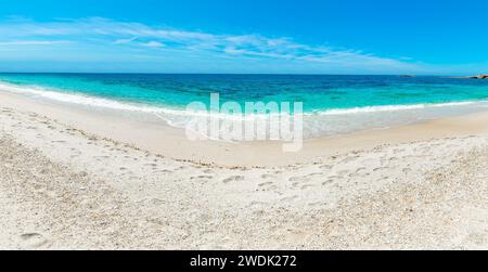 Türkisfarbenes Wasser am Strand von Arutas an einem sonnigen Tag. Sardinien, Italien Stockfoto