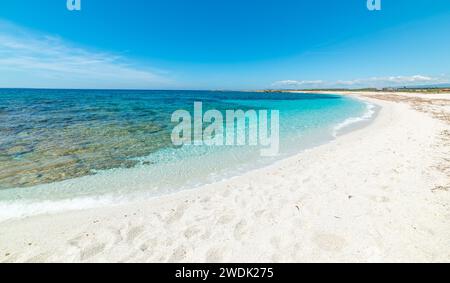 Weiße Kieselsteine und türkisfarbenes Wasser im Arutas Strand. Sardinien, Italien Stockfoto