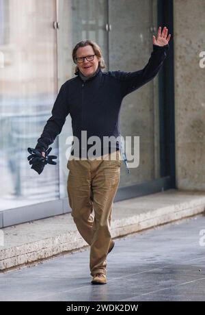 London, Großbritannien. Januar 2024. Robert Elms, Schriftsteller, Sender in den BBC-Studios, um seine Radiosendung zu präsentieren. Quelle: Mark Thomas/Alamy Live News Stockfoto