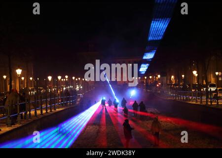 Laserstrahlen im Stadtkanal in der Yorckstraße während des Familienfests unterwegs im Licht, Potsdam, 20. Januar 2024. Unterwegs im Licht *** Laserstrahlen im Stadtkanal in der Yorckstraße während des Familienfestivals unterwegs im Licht, Potsdam, 20. Januar 2024 unterwegs im Licht Stockfoto