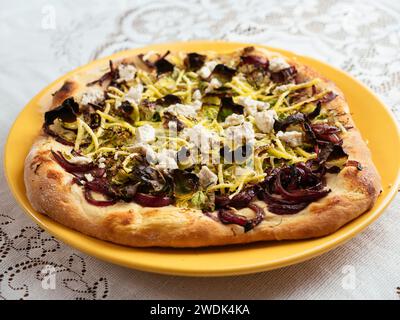 Hausgemachte vegane Pizza mit rosenkohl und roten Zwiebeln Stockfoto