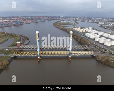 Die Kattwyk-Brücken sind zwei Liftbrücken im Hamburger Hafen über die Südelbe. Verbindet Moorburg mit der Halbinsel Kattwyk. Vogelauge Stockfoto