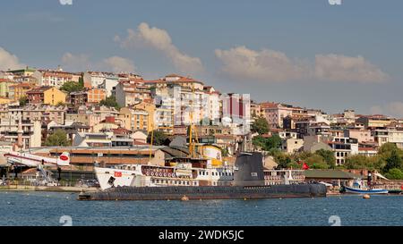 Istanbul, Türkei - 1. September 2022: Blick auf das Goldene Horn, mit S 338 U-Boot und Fenerbahce Fähre, Halicioglu Viertel im Bezirk Beyoglu Stockfoto