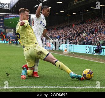 Elland Road, Leeds, Yorkshire, Großbritannien. Januar 2024. EFL Championship Football, Leeds gegen Preston North End; Crysencio Summerville von Leeds United wird von Preston North End Liam Lindsay Credit: Action Plus Sports/Alamy Live News angegriffen Stockfoto