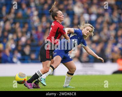 Erin Cuthbert von Chelsea und Ella Toone von Manchester United kämpfen um den Ball während des Spiels der Barclays Women's Super League in Stamford Bridge, London. Bilddatum: Sonntag, 21. Januar 2024. Stockfoto