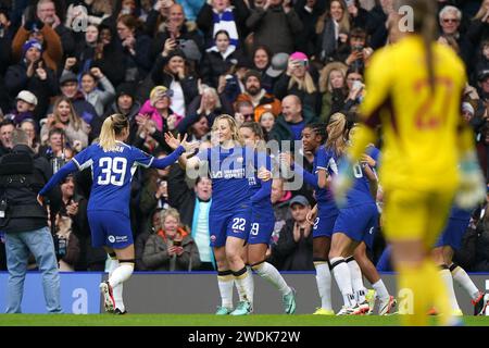 Erin Cuthbert von Chelsea feiert, nachdem Teamkollege Lauren James (rechts, versteckt) das Eröffnungstor des Spiels während des Spiels der Barclays Women's Super League in Stamford Bridge, London, erzielt hat. Bilddatum: Sonntag, 21. Januar 2024. Stockfoto