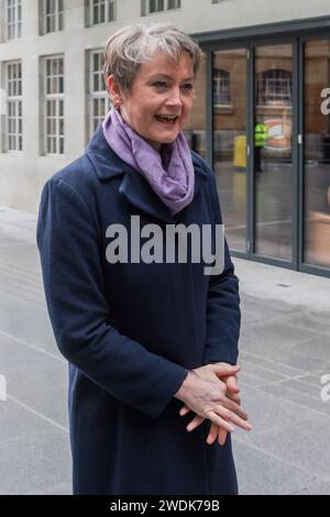 London, Großbritannien. Januar 2024. Image © lizenziert für Parsons Media. 21/01/2024. London, Vereinigtes Königreich. Yvette Cooper interviewte bei der BBC. Foto von Martyn Wheatley/Parsons Media Shadow Home Secretary Yvette Cooper wird von Harry Horton für ITN Outside New Broadcasting House in London interviewt. Anrede: andrew parsons/Alamy Live News Stockfoto