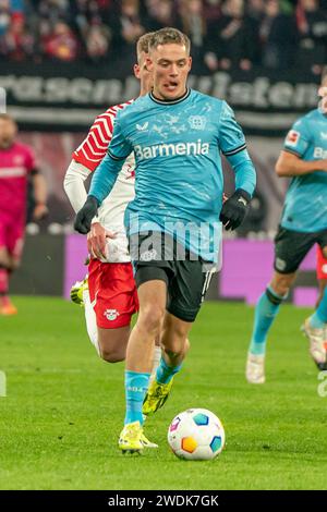 Leipzig, Deutschland 20. Januar 2024: 1.BL - 2023/2024 - RB Leipzig vs. Bayer 04 Leverkusen im Bild: Florian Wirtz (Leverkusen) /// DFL-Vorschriften verbieten jede Verwendung von Fotografien als Bildsequenzen und/oder Quasi-Video. /// Stockfoto