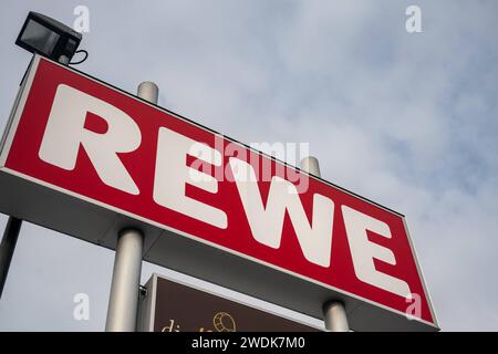 Deutschlands Einzelhandelsgiganten im Fokus der Bauernproteste 21.01.2024, Selters: Symbolfoto, Illustrationsbild, Symbolbild, Illustrationsfoto Deutschlands Einzelhandelsgiganten im Fokus der Bauernproteste Logos und Schriftzüge von REWE einem der führenden deutschen Discounter. Diese stehen während der landesweiten Bauernproteste aufgrund Ihrer Marktmacht und Preispolitik in der Kritik. Selters Hessen Deutschland *** Deutschlands Einzelhandelsriesen im Fokus der Bauernproteste 21 01 2024, Selters Symbolfoto, Illustrationsbild, Symbolbild, Illustrationsfoto Germanys Einzelhandelsriesen im foc Stockfoto