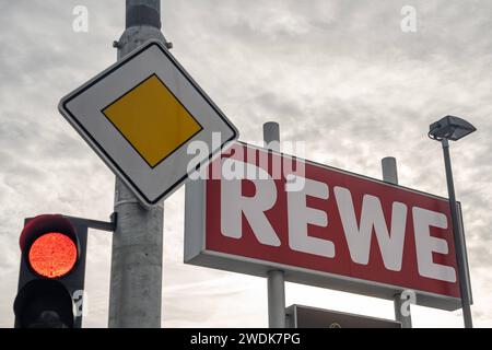 Deutschlands Einzelhandelsgiganten im Fokus der Bauernproteste 21.01.2024, Selters: Symbolfoto, Illustrationsbild, Symbolbild, Illustrationsfoto Deutschlands Einzelhandelsgiganten im Fokus der Bauernproteste Logos und Schriftzüge von REWE einem der führenden deutschen Discounter. Diese stehen während der landesweiten Bauernproteste aufgrund Ihrer Marktmacht und Preispolitik in der Kritik. Selters Hessen Deutschland *** Deutschlands Einzelhandelsriesen im Fokus der Bauernproteste 21 01 2024, Selters Symbolfoto, Illustrationsbild, Symbolbild, Illustrationsfoto Germanys Einzelhandelsriesen im foc Stockfoto